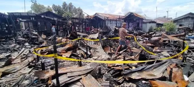 GARIS POLISI: Total 16 rumah terbakar dalam peristiwa itu. Kebakaran di Alalak Selatan dipicu seorang warga yang depresi. Bukti bahwa masalah kesehatan mental harus mendapat perhatian lebih. | FOTO: MAULANA/RADAR BANJARMASIN
