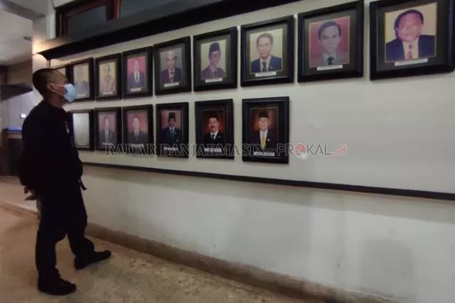 PENDAHULU: Deretan foto pejabat pemko yang pernah mengabdi sebagai Sekdako Banjarmasin. Foto diambil di perkantoran Balai Kota. | Foto: WAHYU RAMADHAN/RADAR BANJARMASIN