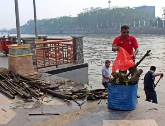 BERSIH -BERSIH SUNGAI: Para relawan membersihkan sampah di Sungai Martapura, Banjarmasin beberapa waktu lalu. Banyak sampah di Sungai Martapura merupakan kiriman dari wilayah hulu.