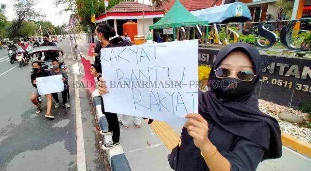 RAKYAT BANTU RAKYAT: Aktivis BEM Uniska menggelar aksi di depan kantor Dinsos Kalsel di Jalan R Soeprapto, Banjarmasin Tengah, kemarin (20/8). | FOTO: ENDANG SYARIFUDDIN/RADAR BANJARMASIN