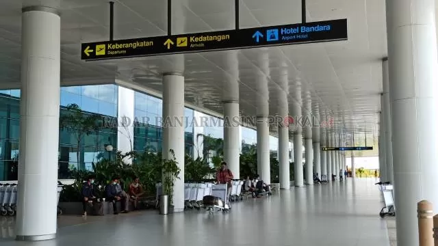 LENGANG: Suasana Bandara Internasional Syamsudin Noor, baru-baru tadi. Meski tarif tes PCR turun, namun penumpang masih sepi. | FOTO: DOK/RADAR BANJARMASIN