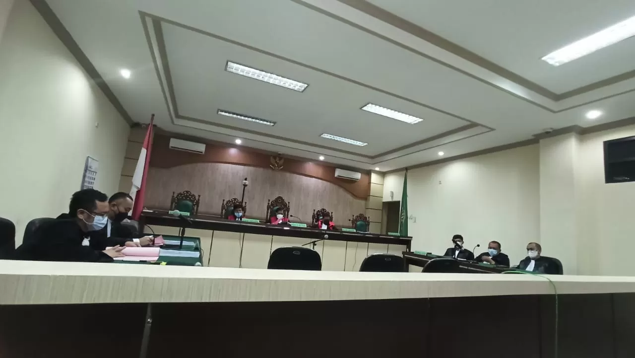 SIDANG: Kedua terdakwa disidang lewat sambungan internet atau sidang virtual di Pengadilan Tipikor Kota Banjarmasin Senin (24/8). | Foto: Kejaksaan HSU untuk Radar Banjarmasin
