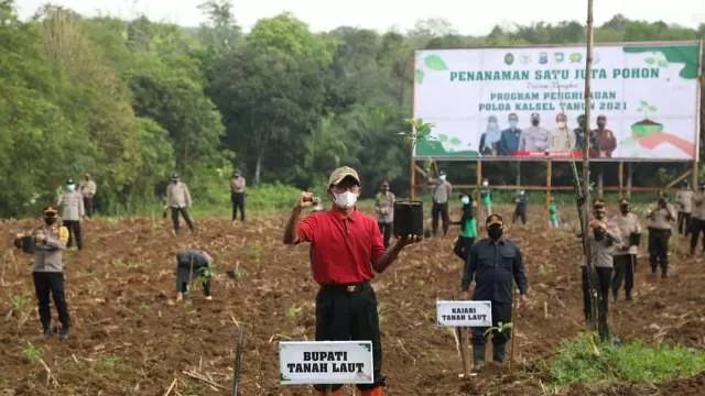 HIJAU: Bupati Tala HM Sukamta menanam pada aksi Penanaman Satu Juta Pohon di Desa Bumi Jaya, Pelaihari.