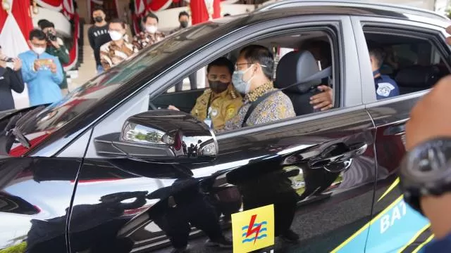 TEST DRIVE: Manager PLN UP3 Banjarmasin Sudarto mengajak Walikota Banjarmasin H Ibnu Sina untuk berkeliling kota melakukan 