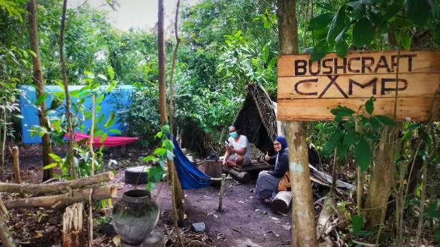 DARIPADA LOWONG: Bushcraft Camp yang dibuka Narwanto di sebuah lahan kebun di Landasan Ulin Utara. | Foto: Ist
