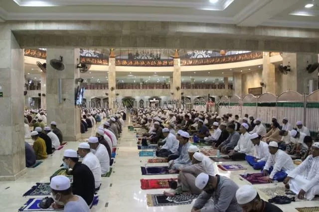 RINDU PENGAJIAN: Jemaah di Masjid Sabilal Muhtadin beberapa waktu lalu. Pemerintah melarang adanya pengajian menyusul status Banjarmasin yang berada di level 4 PPKM. | FOTO: M OSCAR FRABY/RADAR BANJARMASIN