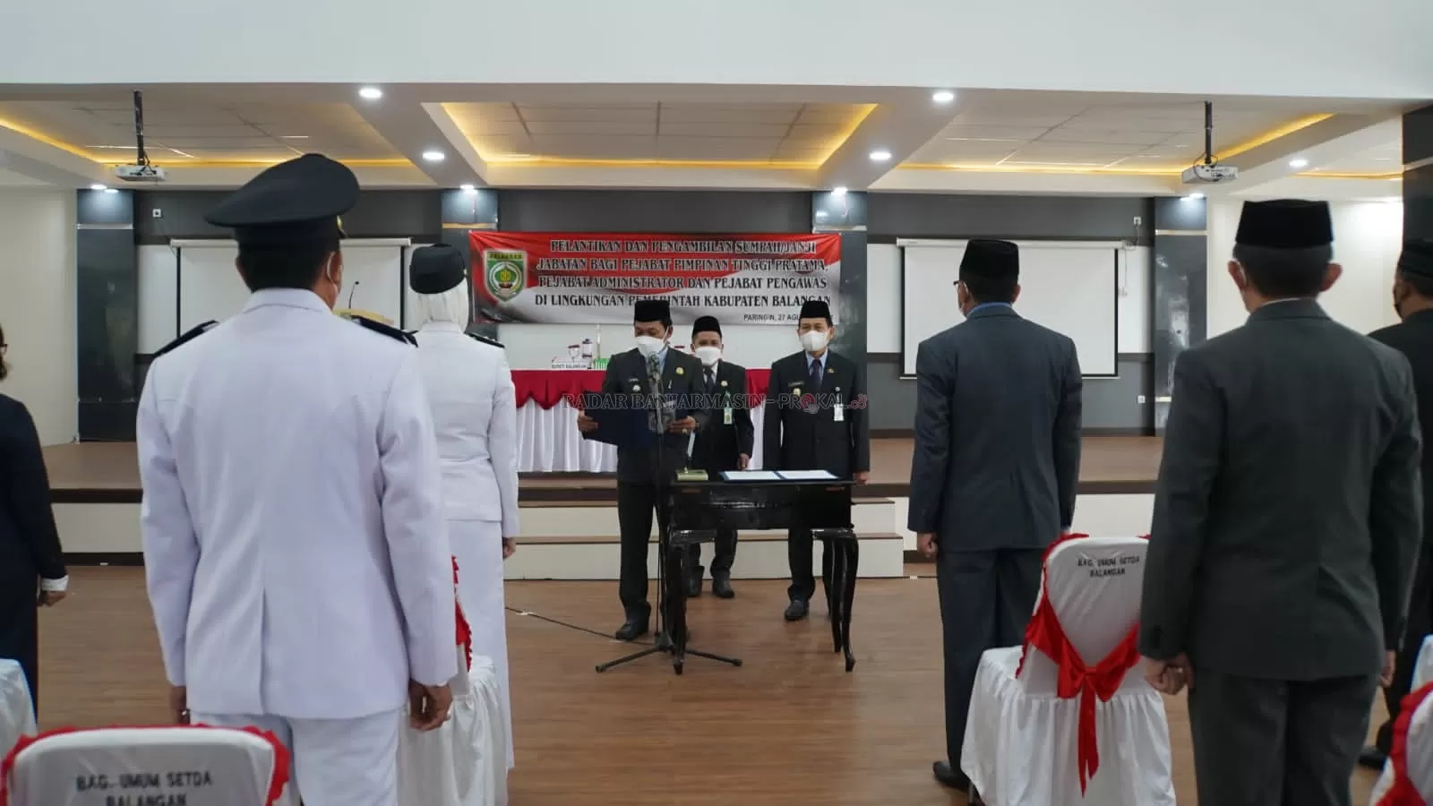 PELANTIKAN: Bupati Balangan, Abdul Hadi (kiri) mengambil sumpah jabatan pejabat lingkup Pemkab Balangan yang dilantik. | FOTO: WAHYUDI/RADAR BANJARMASIN.