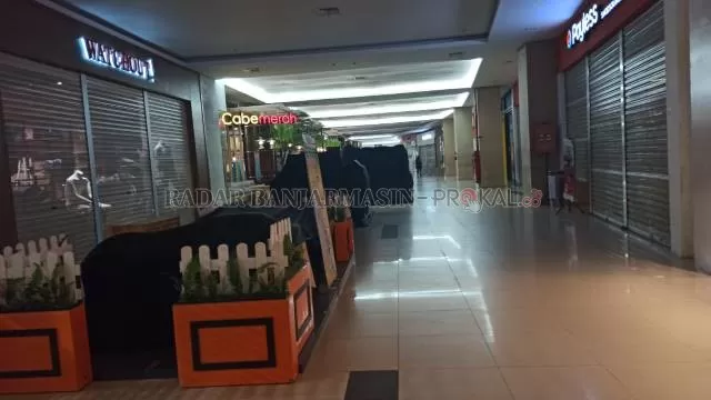 MASIH SEPI: Suasana QMall Banjarbaru saat awal PPKM 4 lalu. Pengunjung keluhkan persyaratan masuk ke mall yang harus memperlihatkan sertifikat vaksin. | FOTO: DOK/RADAR BANJARMASIN