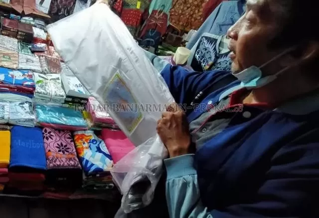 KAIN SISA: Beberapa meter kain kafan yang tersisa di salah satu toko di Pasar Sentra Antasari. Kondisi ini sudah berlangsung sebulan lamanya. | FOTO: ENDANG SYARIFUDDIN/RADAR BANJARMASIN