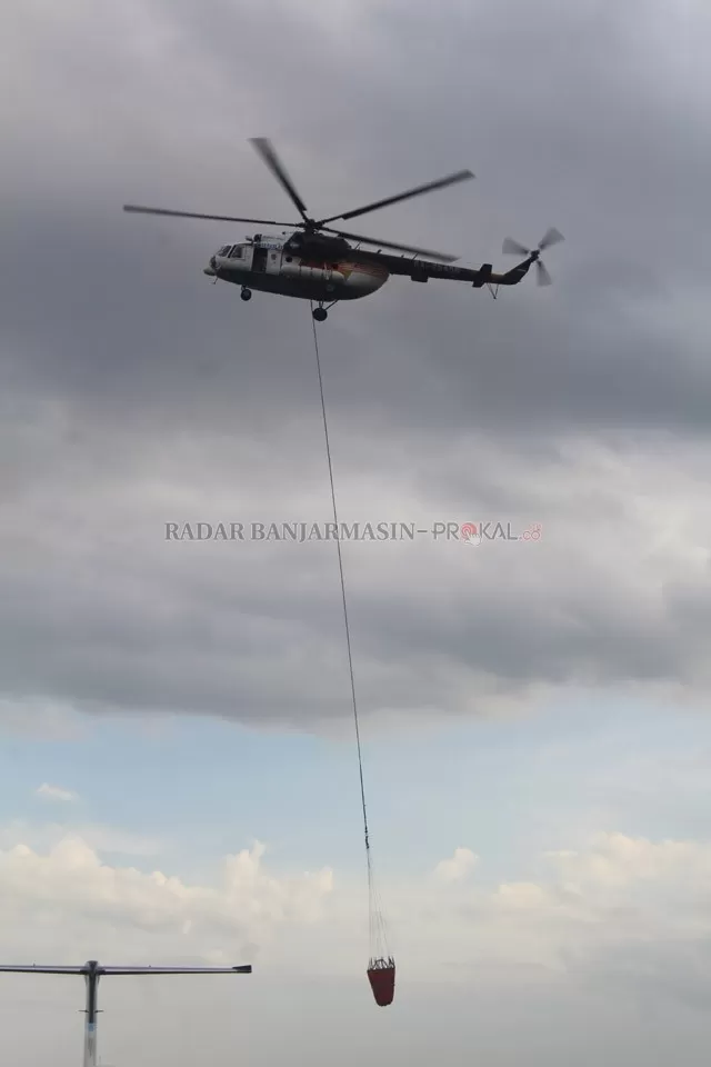 BAWA BOM AIR: Heli pengebom air saat bersiap menuju titik hotspot dari bandara. | FOTO: DOK/RADAR BANJARMASIN