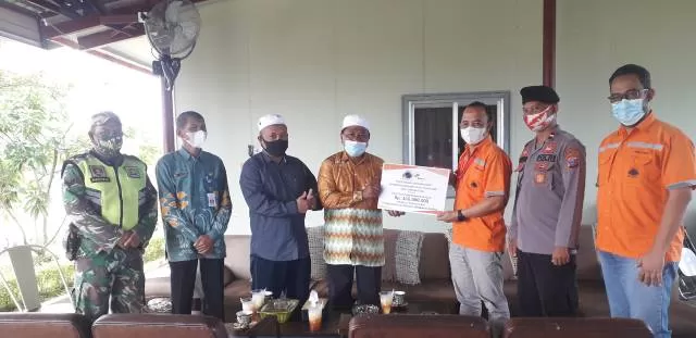 BANTUAN: PT Arutmin Indonesia Tambang menyerahkan bantuan dana kepada Panitia Pembangunan Masjid Al-Muhajirin Desa Sungai Cuka sebesar Rp100 juta. | FOTO: ARUTMIN FOR RADAR BANJARMASIN.