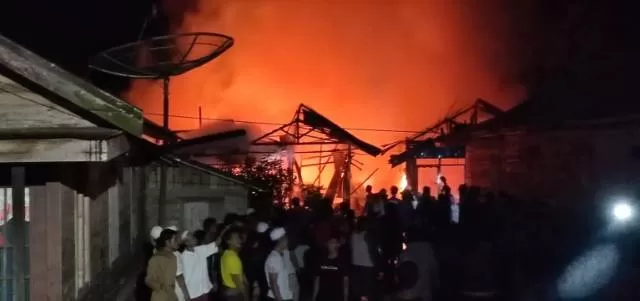 HANGUS : Para relawan pemadam kebakaran saat memadamkan api yang terjadi di Desa Bamban Utara RT 04, RW 02 Kecamatan Angkinang.