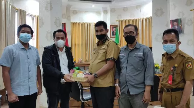 KUNJUNGAN: Dirut Radar Banjarmasin H Suriansyah Achmad memberikan bingkisan kepada Ketua DPRD Kota Banjarbaru Fadliansyah Akbar SH MH yang pada hari Senin (30/8) berulang tahun ke-27.