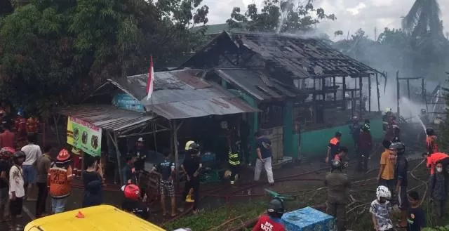HANGUS: Rumah sekaligus warung di wilayah Karang Anyar 2 Banjarbaru terbakar, Selasa (31/8).