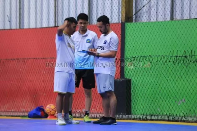 JELANG KEJURPROV: Tim futsal putra Banjarmasin melakoni laga uji coba dengan tim lokal Putra Wijaya. Mereka harus mengakui keunggulan lawan dengan skor 1-2 di Lapangan, Borneo Indoor Futsal, Senin (30/8) sore.