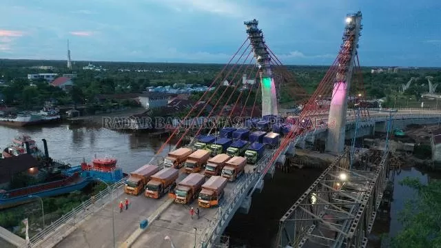 MASIH DIUJI: Sebanyak 33 truk besar dengan total berat masing-masing 24 ton digunakan untuk menguji beban dan daya tahan Jembatan Sungai Alalak. | FOTO: M OSCAR FRABY/RADAR BANJARMASIN