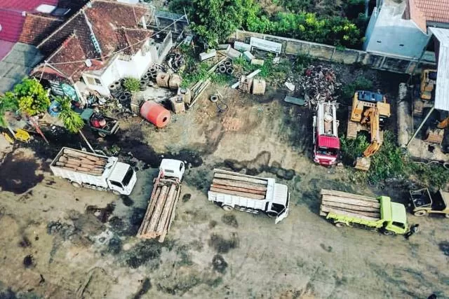 BARANG CURIAN: Tumpukan kayu tak bertuan hasil illegal logging di Jalan RO Ulin, Banjarbaru, kemarin. | FOTO:   DISHUT KALSEL