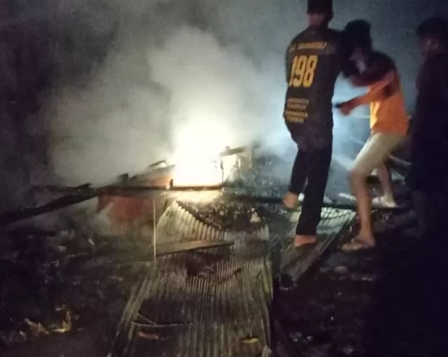 HANGUS : Para relawan pemadam kebakaran saat memadamkan api yang dibakar pria ODGJ di Dusun Pantai Hulu Desa Jambu Hulu, Padang Batung.