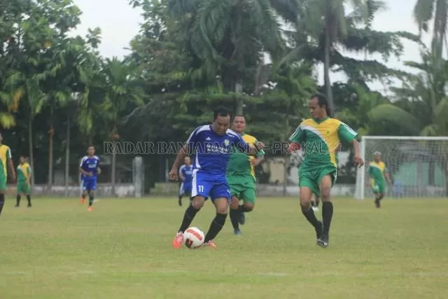 TENDANG BOLA: Putra Banua menang dengan skor 5-1 atas Anskill SKB di Lapangan SKB Mulawarman Banjarmasin, kemarin (2/9) pagi.