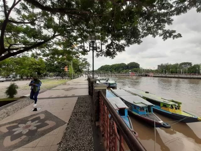 MASIH DITUTUP: Dermaga kelotok wisata susur sungai di Siring Pierre Tendean. Sejak awal pandemi, objek wisata itu masih ditutup. | FOTO: WAHYU RAMAHDAN/RADAR BANJARMASIN