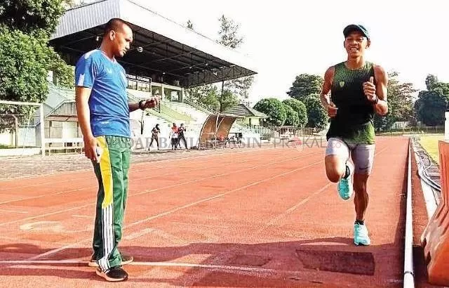 PENUH SEMANGAT: Atlet maraton Kalsel M Ady Saputra menjalani latihan intensif bersama pelatih Dwijanarko di Salatiga sebelum tampil di PON XX Papua.