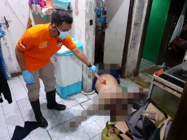 MEREGANG NYAWA: Seorang ASN di lingkup Pemko Banjarbaru ditemukan meninggal di kediamannya. Korban diperkirakan sudah meninggal selama dua hari. | Foto: Polres Banjarbaru for Radar Banjarmasin