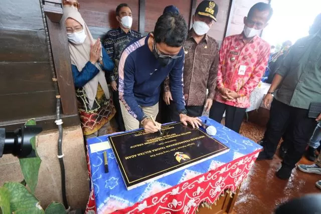 DIRESMIKAN: Menparekraf Sandiaga Salahuddin Uno meresmikan restorasi pesanggrahan Tahura Sultan Adam atau yang biasa disebut “Rumah Belanda”. | FOTO: DISHUT FOR RADAR BANJARMASIN