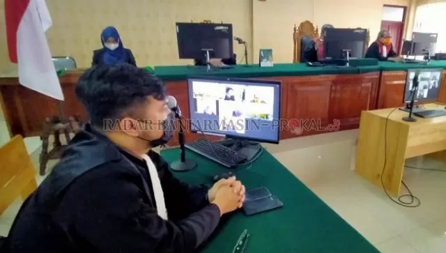 PUTUSAN HAKIM: Terdakwa bos PT Travelindo, Supriyadi hadir secara virtual dalam sidang di PN Banjarmasin, kemarin (6/9). | FOTO: ENDANG SYARIFUDDIN/RADAR BANJARMASIN