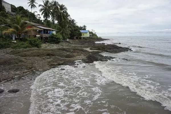 RAWAN: Perkampungan pesisir laut di Kalsel. \ FOTO: IST