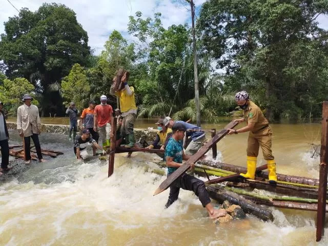 AKSES: Jembatan darurat di Desa Lasung akhirnya selesai dikerjakan, Senin (6/9).