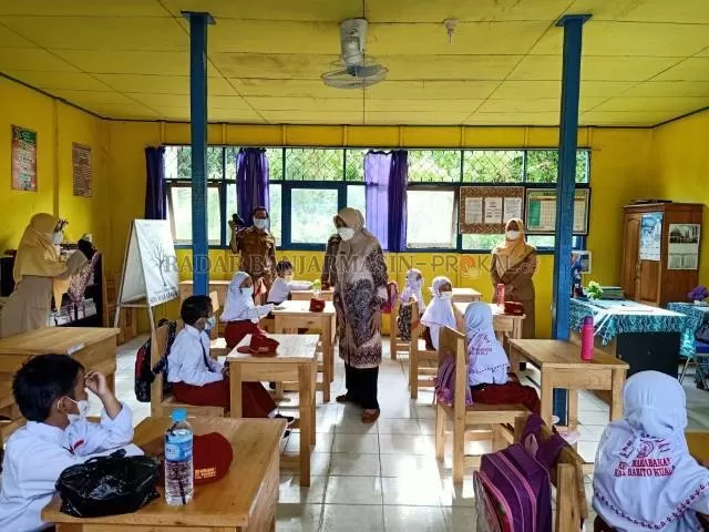 PEDULI PENDIDIKAN: Bupati Batola Noormiliyani mengawasi siswa yang masuk PTM Agustus lalu. Batola membuka semua sekolah bahkan saat PPKM level 4 lalu. | FOTO: DOK/RADAR BANJARMASIN