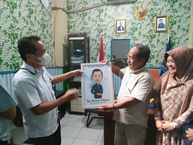 SILATURAHMI: Direktur Utama Radar Banjarmasin H Suriansyah Achmad menyerahkan karikatur Ketua Umum Demokrat Agus Harimukti Yudhoyono (AHY) kepada Katua DPD Demokrat H Rusian.