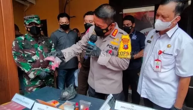 BARBUK: Kapolresta Banjarmasin, Kombes Pol Rachmat Hendrawan menunjukkan barang bukti narkotika yang akan dimusnahkan, kemarin (8/9).