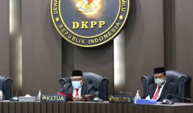 BUAT KEPUTUSAN: Dewan Kehormatan Penyelenggara Pemilu (DKPP) memberhentikan seorang komisioner KPU Banjar. | Foto: DKPP.go.id