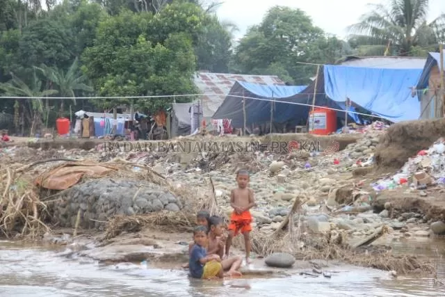 SISA BANJIR: Kondisi Desa Alat yang berbeda di Daerah Aliran Sungai (DAS) pada awal terjadinya banjir Januari 2021 tadi. Tenda terpal itu dulunya rumah-rumah warga.  | FOTO: JAMALUDDIN/RADAR BANJARMASIN