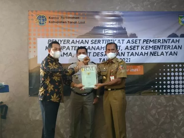 RAMPUNG : Bupati Tala HM Sukamta saat menerima sertifikat tanah pemkab yang selesai. | Foto: Norsalim Yahya/Radar Banjarmasin