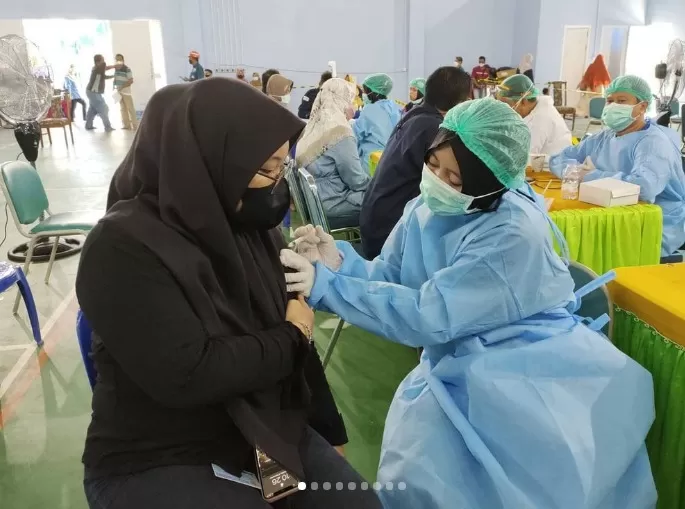 VAKSINASI: PT Arutmin Indonesia NPLCT melakukan kegiatan vaksinasi Covid-19 untuk masyarakat sekitar di Kecamatan Pulau Laut Sigam dan Pulau Laut Utara Kabpaten Kotabaru. | FOTO: ARUTMIN FOR RADAR BANJARMASIN