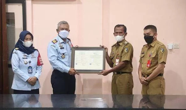 BANGGA: Bupati Tala HM Sukamta didampingi Kepala Dinas Pariwisata (Dispar) M Rafiki Effendi menerima sertifikat HKI dari Kemenkumham RI.