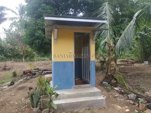 DARI APBN: Bangunan WC yang telah selesai dikerjakan oleh KSM Desa Batilai. | Foto: Norsalim Yahya/Radar Banjarmasin