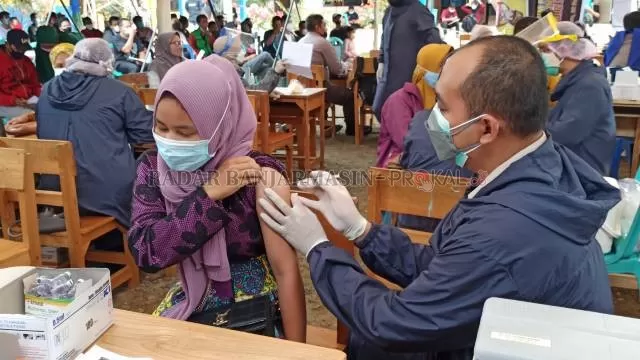 SUNTIK VAKSIN: Suasana vaksinasi di Ponpes Wali Songo baru-baru tadi. Gubernur Kalimantan Selatan (Kalsel), Sahbirin Noor serius menyoroti percepatan vaksinasi di Banua. | FOTO: SUTRISNO/RADAR BANJARMASIN