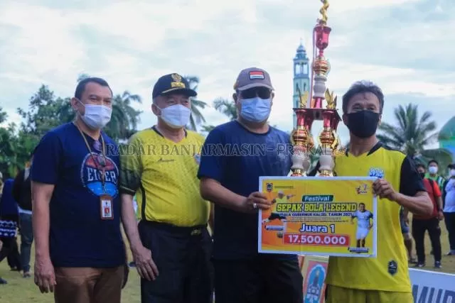 PERTAHANKAN JUARA: Tim sepak bola All Star Kalimantan Selatan berhasil keluar sebagai juara Festival Sepak Bola Legend Usia 45 tahun di lapangan SKB Mulawarman, Banjarmasin.