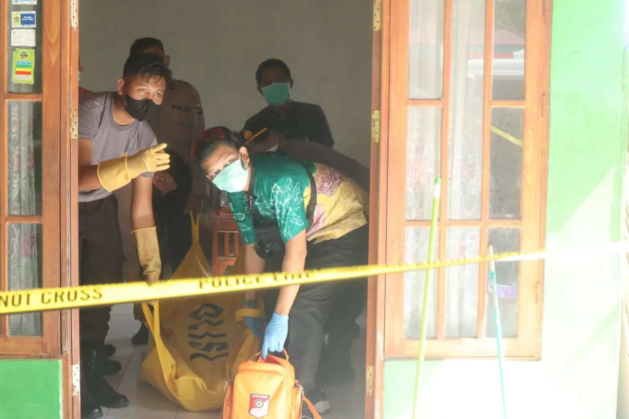 EVAKUASI: Petugas mengevakuasi korban yang diduga bunuh diri di Jalan Penghulu, Kelurahan Rangda Malingkung, Kecamatan Tapin Utara. | Foto: Uji for Radar Banjarmasin