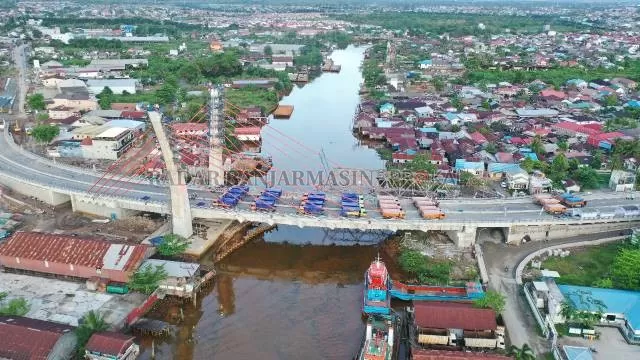 HARAP BERSABAR: Jembatan Sungai Alalak masih menunggu hasil uji laik fungsi. Jembatan ini memecahkan masalah kemacetan yang kerap terjadi di kawasan ini