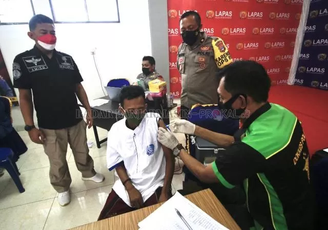 IKUT DISUNTIK: Salah seorang narapidana di Lapas Banjarbaru menerima vaksin jenis Sinovac oleh petugas. Masih ada ribuan napi yang belum mendapatkan vaksin. | Foto: Muhammad Rifani/Radar Banjarmasin