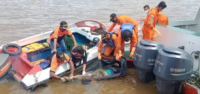 EVAKUASI: Dua penumpang yang hilang akhirnya ditemukan kemarin siang dan sore. Keduanya mengapung di Sungai Barito.