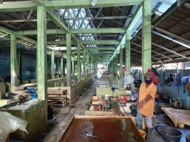 SEPI: Setelah diterjang banjir dan tak ada upaya pembenahan, los ikan di Pasar Keramat Barabai Blok G menjadi sepi. Pedagang memilih berjualan di luar los karena tak ada pembeli yang datang ke sana. | FOTO: JAMALUDDIN/RADAR BANJARMASIN