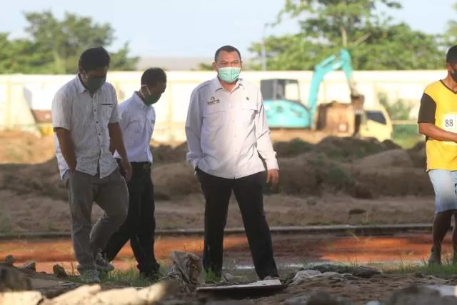 CEK KE LAPANGAN: Kepala Dinas Pemuda dan Olahraga Kalimantan Selatan Hermansyah memeriksa kondisi terakhir renovasi Stadion 17 Mei Banjarmasin, beberapa waktu lalu.