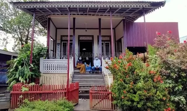 179 TAHUN: Keluarga ahli waris Haji Sanusi berpose di depan rumah Balai Bini di Kelurahan Pengambangan yang diusulkan menjadi cagar budaya.
