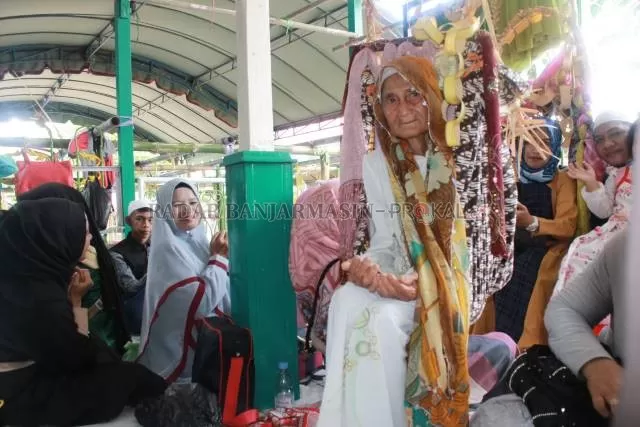 BAAYUN MAULID: Salah satu peserta paling tua ikut Baayun maulid tahun 2019 di Masjid Al Mukarramah Desa Banua Halat Kiri Kecamatan Tapin Utara. | Foto: Dok Radar Banjarmasin