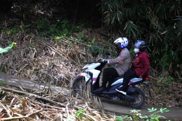 KE PEDALAMAN: Risma naik motor ke Desa Danau Canting, HST.